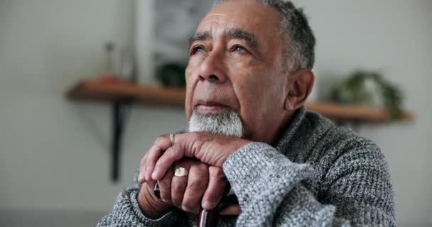 Thuis Denken Senior Man Met Depressie Wandelstok Geestelijke Gezondheid Met — Stockvideo
