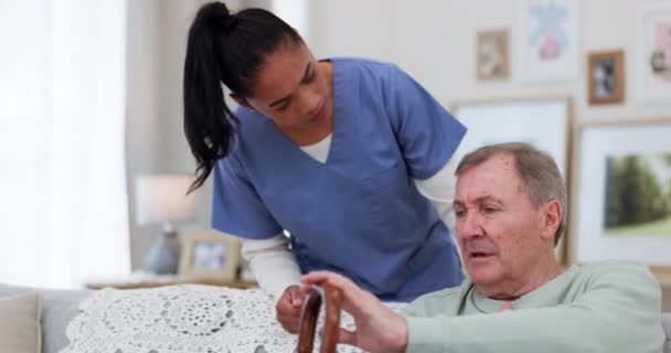 Pfleger Altenpfleger Und Gespräche Auf Dem Sofa Pflegeheim Oder Hilfe — Stockvideo