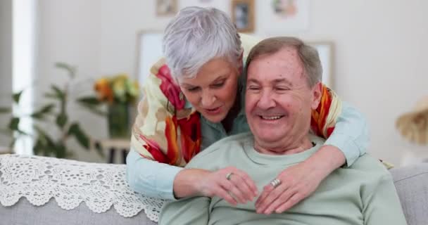 Miłość Szczęśliwa Lub Stara Para Przytulić Się Domu Salon Łącząc — Wideo stockowe