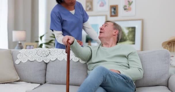 Pfleger Altenpfleger Und Gespräche Auf Der Couch Pflegeheim Oder Hilfe — Stockvideo