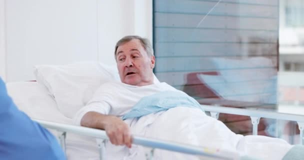Hombre Enfermero Auxiliar Hospital Con Paciente Anciano Para Cirugía Curación — Vídeo de stock