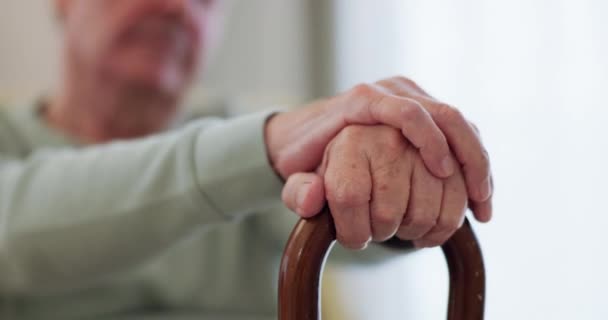 高齢者 ウォーキング スティックまたはウッド ソファーでバランス サポート または老人ホームでの移動 障害または関節炎の援助を有するシニア患者 クローズアップおよび高齢者 — ストック動画