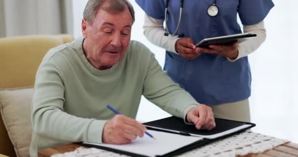 Seguro Vida Firma Enfermera Con Anciano Documentos Médicos Planificación Consultoría — Vídeos de Stock