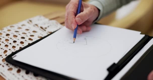 在疗养院 手绘和老年人绘图时钟 用于老年痴呆症 记忆力丧失或自我评估 老年痴呆症患者 记住和老年人用铅笔和时间草图进行认知测试 — 图库视频影像