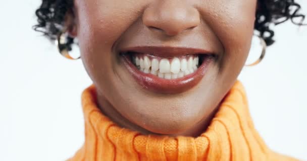 Mujer Feliz Sonriente Negra Con Dientes Boca Primer Plano Persona — Vídeo de stock