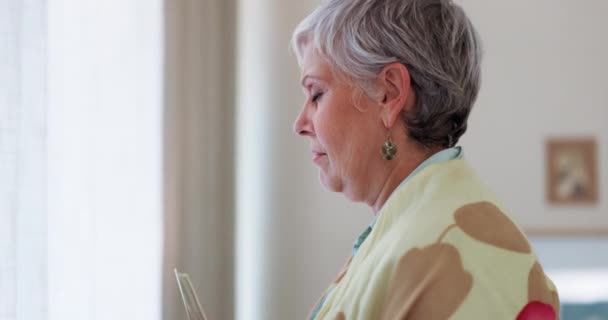 Fotoğraf Yaşlı Kadın Huzurevinde Pencerenin Önünde Ölmeyi Depresyondan Emekli Olmayı — Stok video