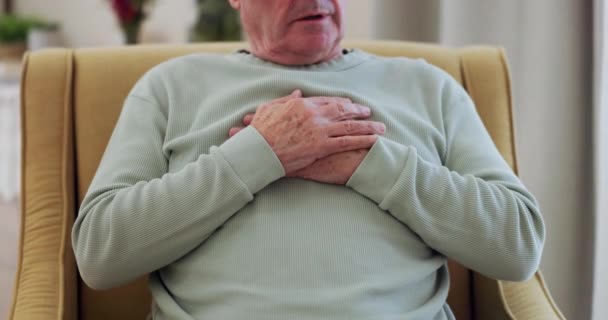 Mãos Dor Peito Ataque Cardíaco Homem Casa Acidente Cardiológico Emergência — Vídeo de Stock