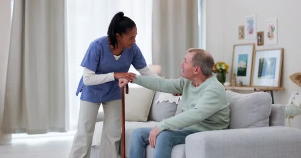 歩行者 介護者は バランス サポートのために退職した人を助けます 身体療法リハビリテーションで高齢の患者と手を握る信頼 棒または看護師 — ストック動画