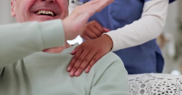 Oude Man Hand Hand Consultatie Van Een Verpleegkundige Voor Ondersteuning — Stockvideo