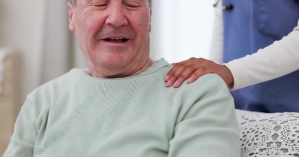 Gamle Man Hand Hålla Eller Konsultera Sjuksköterska För Stöd Eller — Stockvideo
