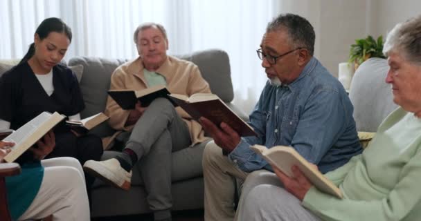 老年人 圣经学者以及与牧师 有宗教 信仰和在家中礼拜的朋友或家人一起在休息厅读书 男男女女与圣灵指引下的和平 学习或专心的书籍 — 图库视频影像