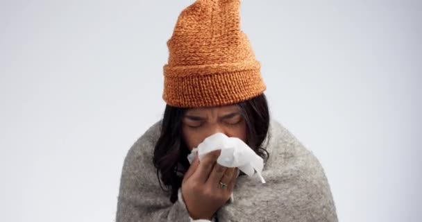 打喷嚏 生病的妇女和过敏症 鼻孔在组织和卫生纸上喷出病毒 演播室 白人背景及患感冒咳嗽及健康问题的女性 — 图库视频影像