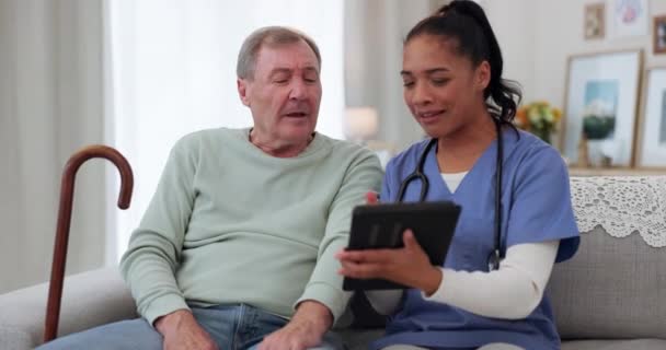 健谈的老人或快乐的医生 在平板电脑上提供好消息 以取得成果 在医院网上报道或报道病史 为老年病人提供最新医疗服务或支援的清拆 医护或护士服务 — 图库视频影像