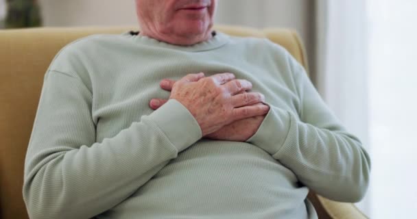 Dor Peito Mãos Ataque Cardíaco Homem Casa Acidente Cardiológico Emergência — Vídeo de Stock