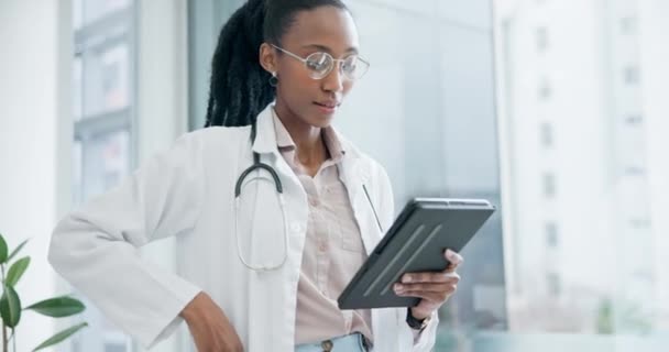 妇女和电话与平板电脑在医院咨询 远程保健服务或帮助 快乐的非洲医生通过智能手机与数字技术 咨询信息或测试结果打招呼 — 图库视频影像