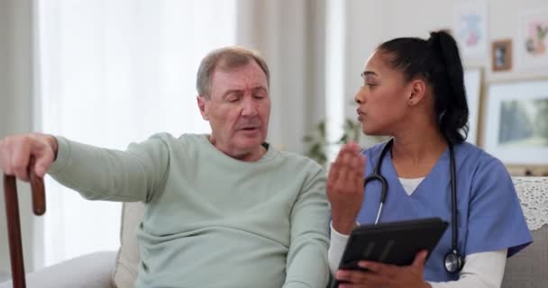 老人或在退休后到医院咨询 诊断或更新测试结果 在平板电脑上显示老年病人在线医疗报告的谈话 建议或护士 — 图库视频影像