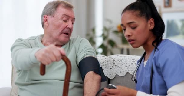 Tension Artérielle Infirmière Médecin Avec Vieil Homme Sur Canapé Pour — Video