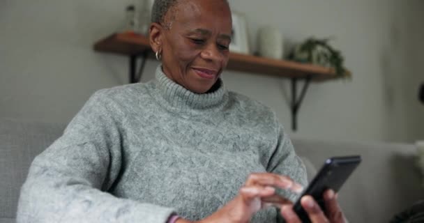 Mujer Negra Ancianos Teléfono Celular Mecanografía Chat Comunicación Con Las — Vídeos de Stock