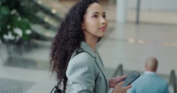 Schodów Ruchomych Myślenia Biznesu Kobieta Telefonem Dojazdy Pracy Podróży Przyjazdu — Wideo stockowe