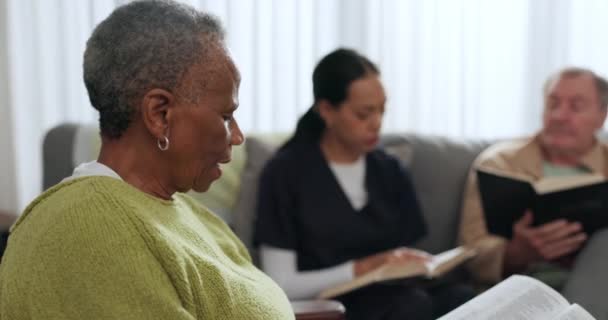 老年黑人妇女 圣经和团体在家里 一起敬拜和祈祷 老年人 宗教和学习 精神上的赞美以及对退休人员的知识 指导和社区信仰的解读 — 图库视频影像