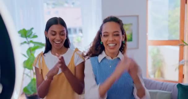 Kadınlar Sosyal Medya Dans Yarışması Oturma Odasında Canlı Yayında Beşlik — Stok video