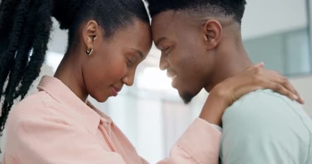 Hogar Abrazo Pareja Negra Con Amor Frente Vinculación Con Relación — Vídeos de Stock
