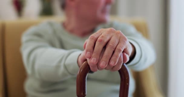 Oudere Man Wandelstok Handen Hout Riet Voor Evenwicht Ondersteuning Mobiliteit — Stockvideo