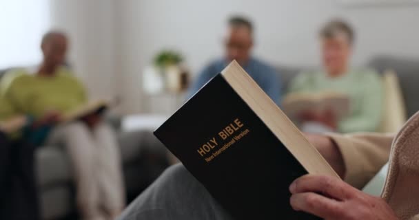 Hand Kerk Bijbel Voor Aanbidding Het Bestuderen Van God Het — Stockvideo