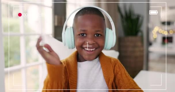 Live Streaming Winken Und Gesicht Eines Kindes Bei Einem Videoanruf — Stockvideo