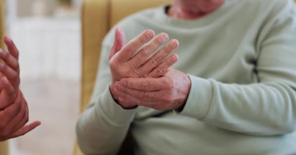 Dłonie Artretyzm Lub Krążenie Pielęgniarką Staruszkiem Ośrodku Opieki Zdrowotnej Lub — Wideo stockowe