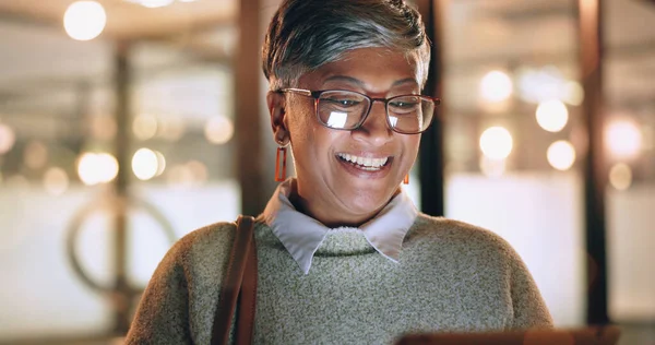 Gezicht Tablet Senior Vrouw Het Kantoor Lachen Grappige Meme Video — Stockfoto