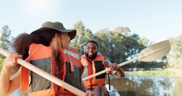 カップル カヤック ボートで湖のアウトドアスポーツアドベンチャーや自然旅行 楽しいワークアウト チームワークの課題 休日や休暇中に川や水で漕ぐために一緒に若い男性と女性 — ストック写真
