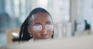 İş, düşünce ve bir proje için fikirleri, çözümü ve problem çözümü olan siyah bir kadın, planlama ve bilgisayar. Gözlüklü, yaratıcı ya da çalışanı, fırsatı ya da ilhamı olan metin yazarı.