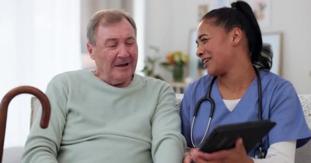 老人或平板电脑测试结果在退休时咨询医院的好消息 结果或最新情况 笑着或快乐的医生给一个健康的老年人看网上医疗报告 — 图库视频影像