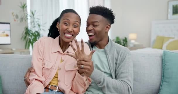Appel Vidéo Bague Fiançailles Annonce Avec Couple Noir Excité Sur — Video