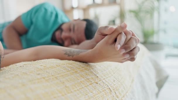 Cinta Bergandengan Tangan Dan Pasangan Kamar Tidur Bersantai Dan Berbicara — Stok Video