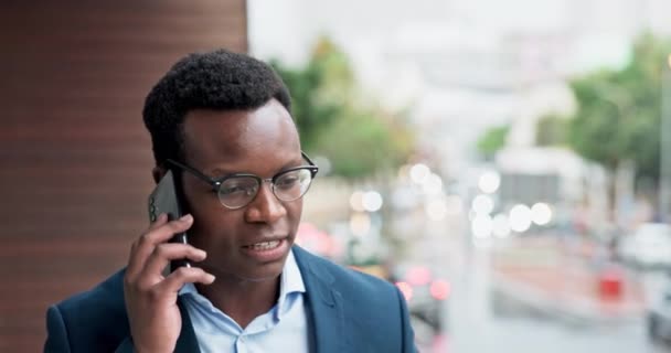 商务人士 城市或阳台 以获得沟通 职业网络和机会 公司员工 企业家或非洲人士在流动电话中进行工作讨论和联系 — 图库视频影像