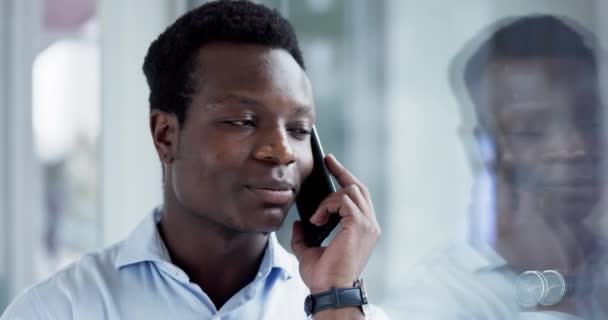 Gelukkige Zakelijke Deal Zwarte Man Een Telefoontje Praten Netwerken Spreken — Stockvideo
