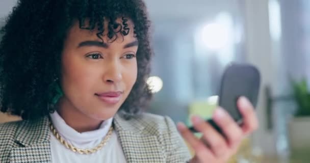 Eyeshadow Make Cermin Dan Kedipan Wanita Bisnis Kantor Dengan Sikat — Stok Video