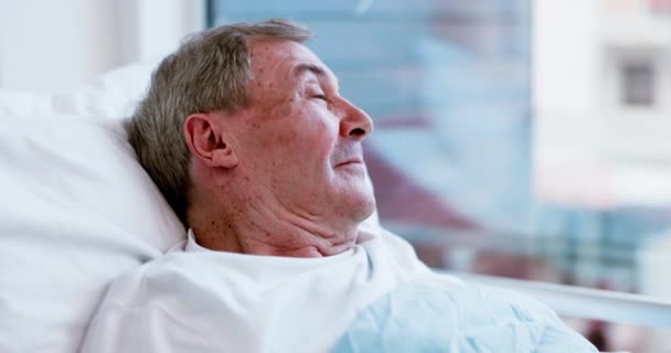 Älterer Mann Krankenhaus Und Aufwachen Bett Oder Gedanken Die Medizinische — Stockvideo