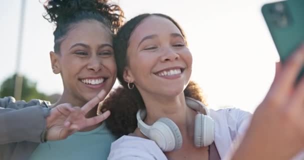 Fitness Teman Teman Dan Wanita Dengan Selfie Perdamaian Luar Ruangan — Stok Video