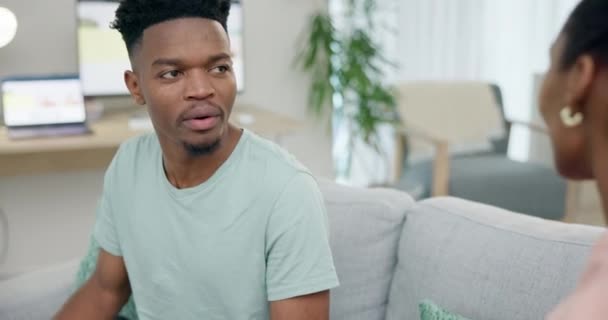 Casal Conversa Conflito Homem Negro Está Frustrado Com Lista Desafio — Vídeo de Stock