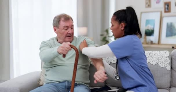 Πίεση Αίματος Νοσοκόμα Και Φάρμακο Γέρο Στον Καναπέ Για Συμβουλές — Αρχείο Βίντεο