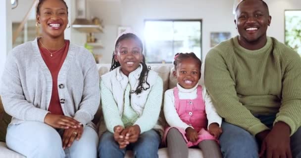 黑人家庭 与母亲 父亲和孩子们在沙发上玩耍 彼此相爱 女人和孩子们在一幢房子的休息室里合影或放松一下 玩些好玩的游戏 — 图库视频影像