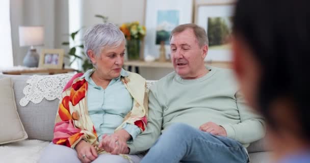 老年夫妇坐在沙发上 接受心理治疗 并寻求精神健康专家的支持 通过谈话 建议和爱情进行婚姻咨询的治疗师 老人和妇女 — 图库视频影像