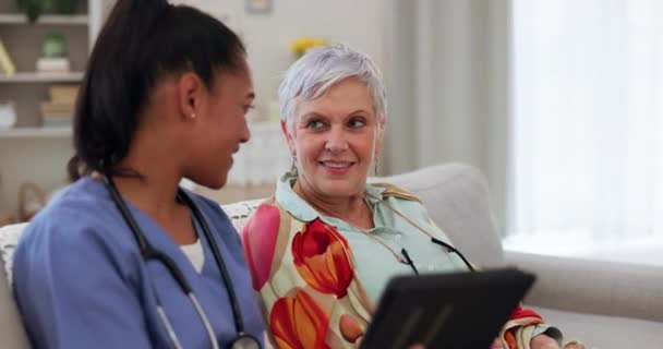 ハッピードクター 老婦人 タブレットのテストは 良いニュースや退職後の更新のための相談で結果します 健康な または緩和された上級患者を示すクリニック 笑顔または看護師 オンライン医学報告履歴 — ストック動画
