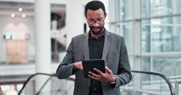 Empresa Tableta Desplazamiento Hombre Negro Leyendo Mala Experiencia Del Cliente — Vídeo de stock