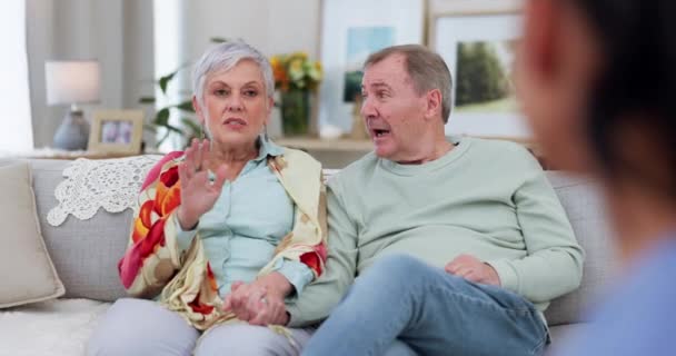 老年夫妇在沙发上 婚姻咨询与心理学家和咨询精神健康专业人士的支持 治疗医生 老年人和接受治疗的妇女 包括谈话 建议和爱情 — 图库视频影像