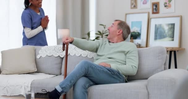 Altenpfleger Der Auf Der Couch Pflegeheim Plaudert Oder Ruhestand Mit — Stockvideo