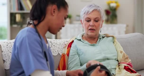 Presión Arterial Enfermera Médica Con Anciana Sofá Para Consulta Apoyo — Vídeos de Stock